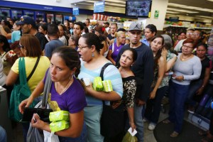 Venezolanos son víctimas de la angustia que genera la escasez
