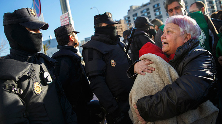 Desahucian “de forma salvaje” a una madre soltera en España