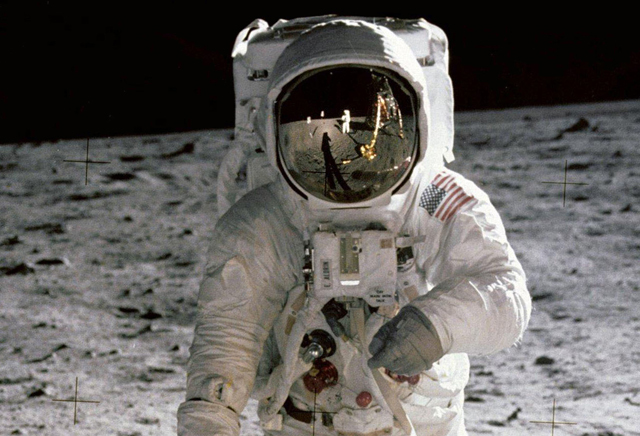 Los curiosos objetos que Neil Armstrong se trajo de la Luna (Fotos)
