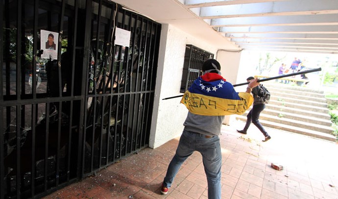 Tensión en San Cristóbal tras protestas y asesinato de adolescente