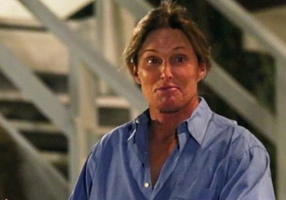 Bruce Jenner insiste en ser doña y ahora…¡lesbiana!