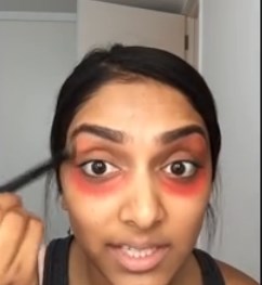 El truco para eliminar ojeras con labial rojo (Video)