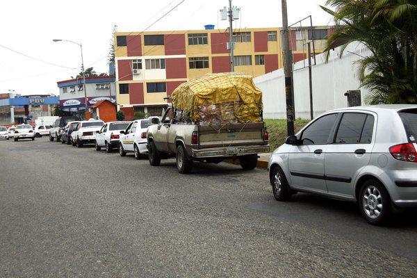 En San Cristóbal emplean hasta dos horas para echar gasolina