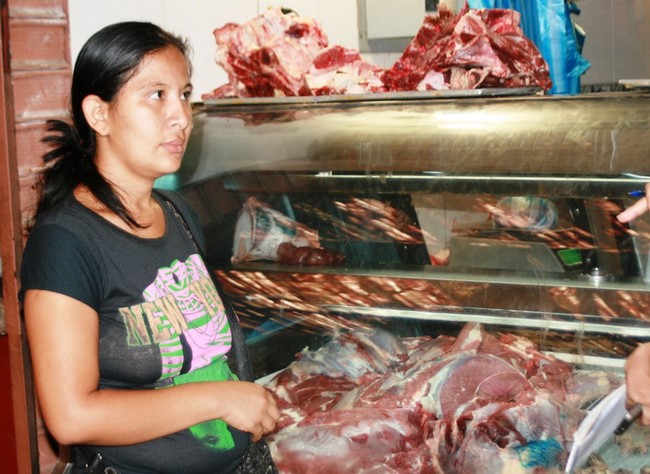 Carniceros y consumidores piden sincerar precios de carne y pollo