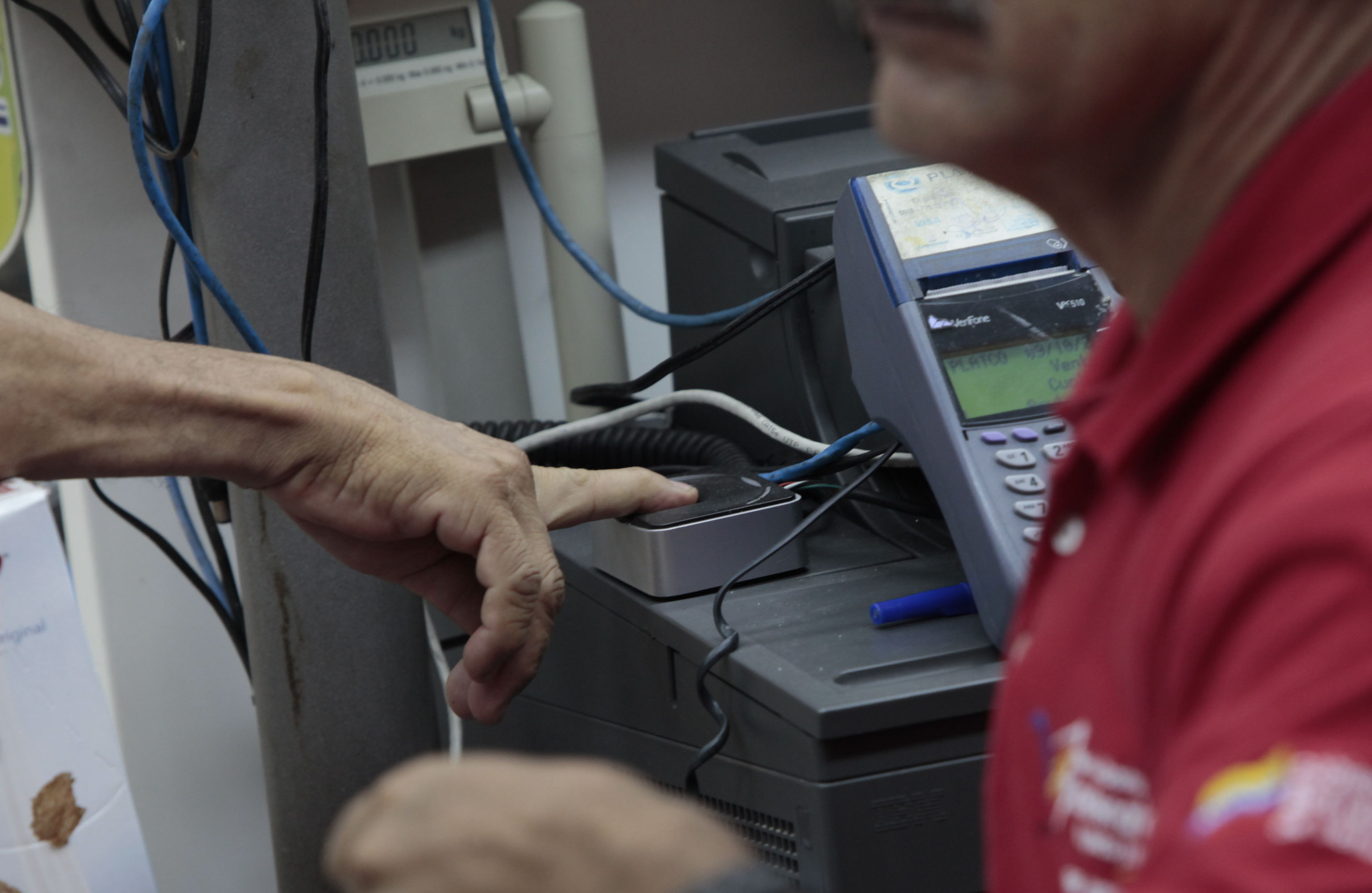 Gobierno instalará cazahuellas en todos los supermercados del país