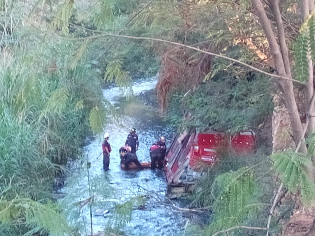 Tres muertos y 29 heridos al volcar autobús en la autopista Charallave-Ocumare (Foto)