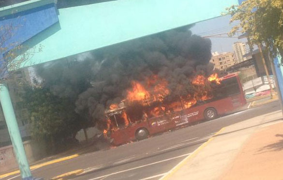 Incendian un autobús en las adyacencias de la URU en Maracaibo (Fotos)