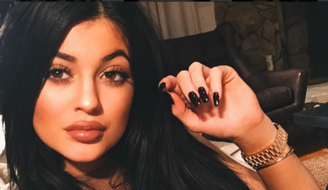 Así de terrible se maquilló los senos Kylie Jenner (Fotos)