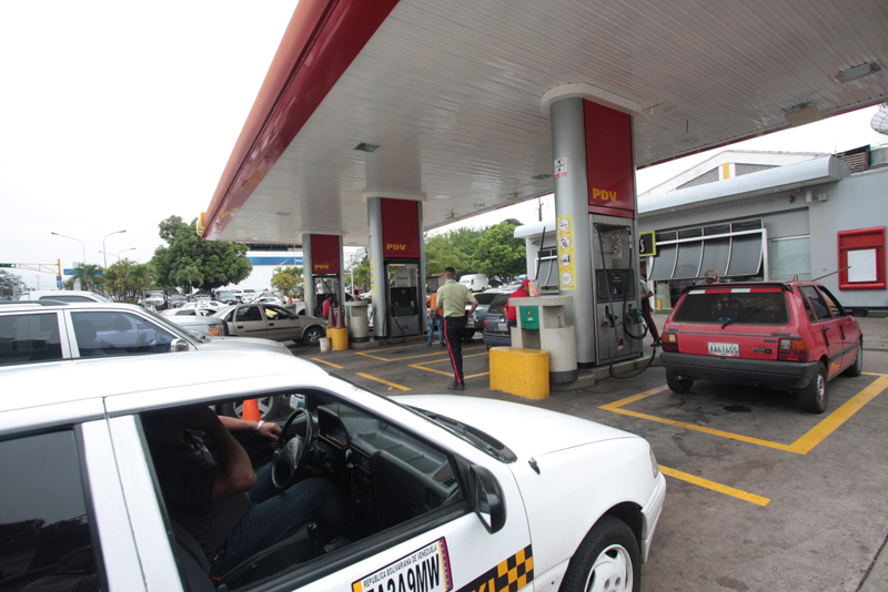 Reducen cupo de combustible a taxistas del Táchira