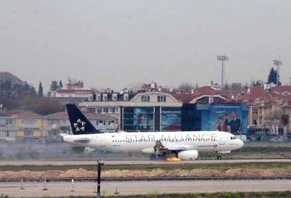 Avión aterrizó en Estambul con un motor en llamas