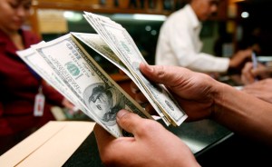 Dólar negro aumenta 23% en seis días y supera los 600 bolívares: Reservas en caída