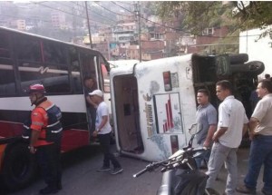 Vuelco de autobús dejó cuatro lesionados en Petare (Foto)