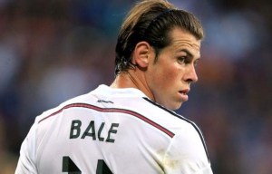 Fanático se toma una foto con James y usa a Bale de fotógrafo (Video)