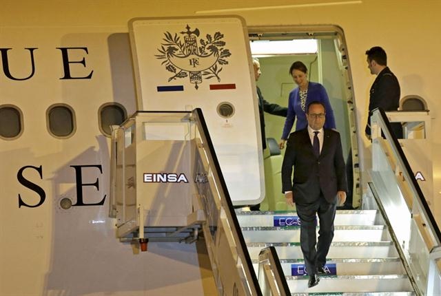 Hollande inicia la primera visita de un presidente francés a Cuba