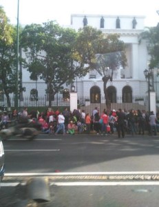 Trabajadores protestan en Miraflores (Fotos)