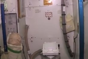 Así van al baño los astronautas cuando están en el espacio
