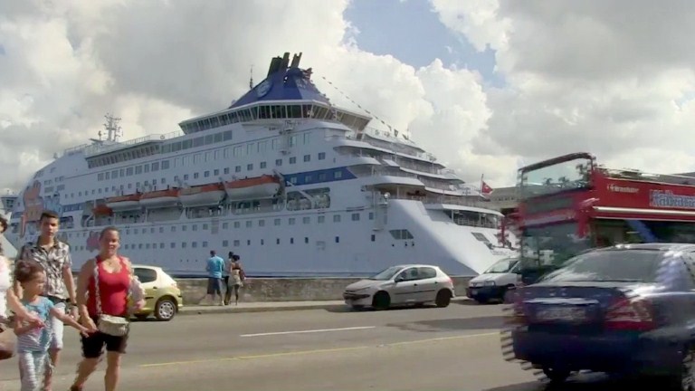 Turistas llegan a Cuba en ferry (Video)