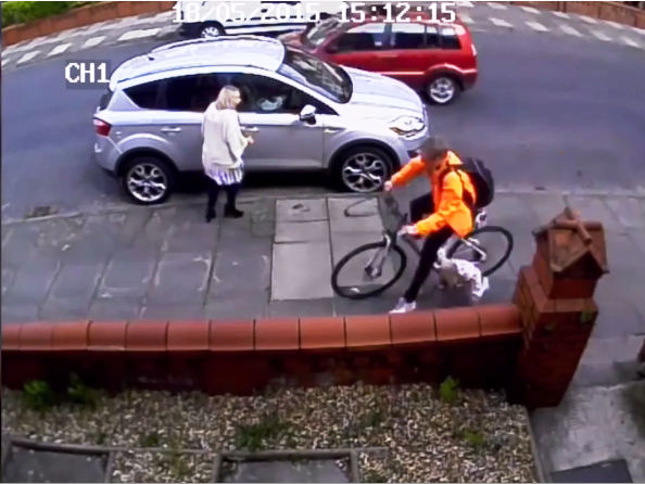 Ciclista atropella a una niña e insulta a la madre (Video)