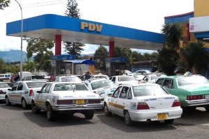 Taxistas piden a Vielma Mora surtir cuarenta litros de gasolina diarios