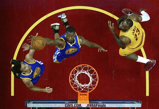 Warriors empatan la final de la NBA y ganan a Cavaliers en 4to juego