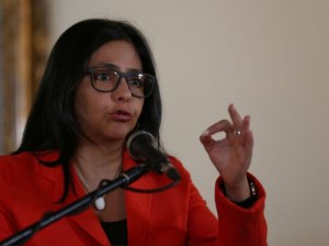 Delcy Rodríguez deplora “injerencismo” de Macri por críticas a Maduro