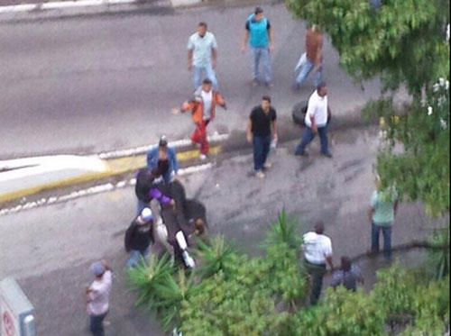 Refugiados exigen viviendas y trancan Av. principal de Macaracuay #17Jun (Fotos)