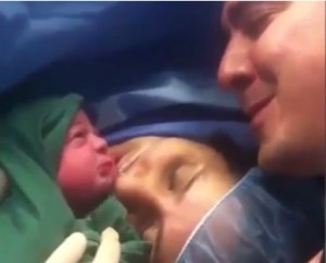 Emotivo: La reacción de un recién nacido al ver a su padre por primera vez (Video)