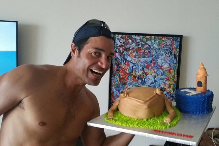 Descifrando la extraña torta cumpleaños de Chayanne