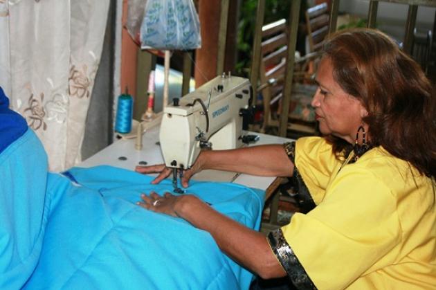 Oferta limitada de hilos y telas afecta a costureras en Upata