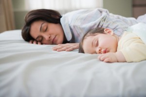 Conoce por qué tu bebé no debe dormir contigo