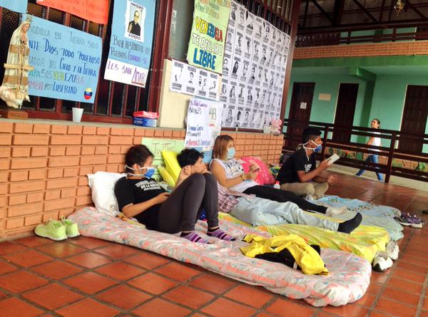 Jóvenes larenses inician huelga de hambre