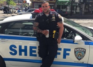 Conoce al policía sexy que arrasa con sus musculitos en Instagram… ¡No, no es un PNB!