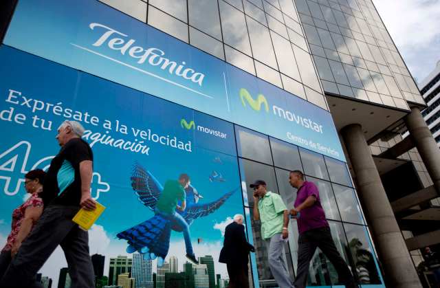 Frente del edificio de Movistar en Caracas, en foto del 30 de julio del 2015. La empresa telefónica privada más grande de Venezuela suspendió el servicio de llamadas a casi todos los países y solo ofrece llamadas a diez naciones como consecuencia del deterioro económico de la nación. (AP Photo/Ariana Cubillos)