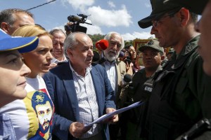 Impiden a delegación de senadores visitar a Leopoldo López