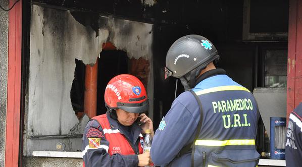 Bomberos controlan incendio de local en la Panamericana