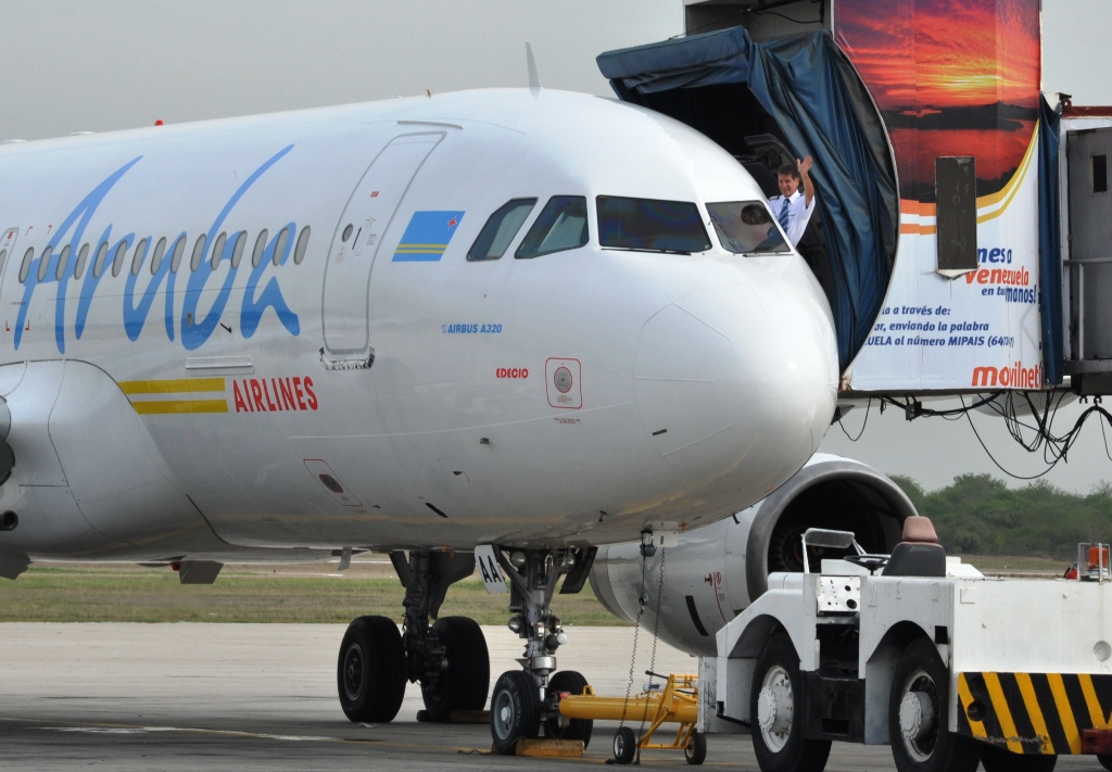 Aerolínea de Aruba aclaró que el papel que exigen firmar a venezolanos proviene del Gobierno de la isla