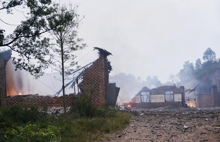 Mueren 15 personas al explotar bodega de fuegos artificiales en China