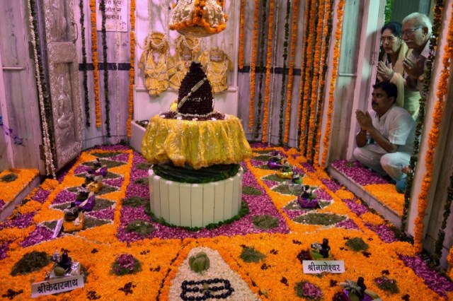 foto: devotos hindúes ndian ofrecen oraciones antes de un Shiva Lingam, una escultura de piedra que representa el falo del dios Shiva, en un templo en Amritsar el 20 de julio de 2015. Los hindúes marcó Sawan, el quinto mes del calendario hindú, dedicado a Lord Shiva, es decir considerado el mes más sagrado del año. AFP