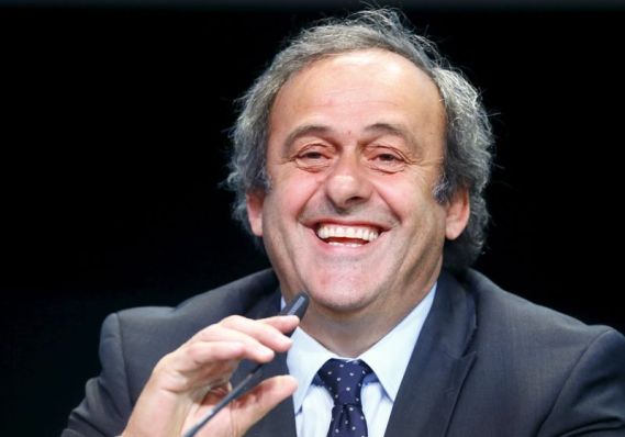 El presidente de la UEFA, Michel Platini, durante una conferencia de prensa luego de una reunión del organismo europeo, en Zúrich, 28 de julio de 2015. El presidente de la Unión de Asociaciones Europeas de Fútbol (UEFA), Michel Platini, anunció el miércoles su intención de presentarse a las elecciones a la presidencia de la FIFA en lugar de Joseph Blatter. REUTERS/© Ruben Sprich / Reuters