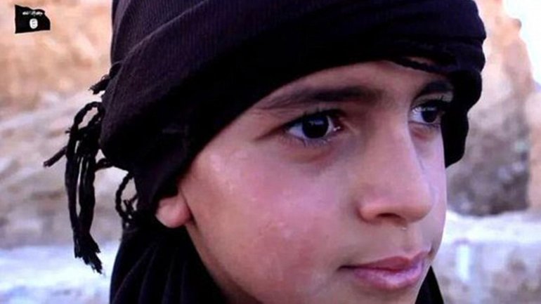 Isis obligó a un niño a decapitar a un soldado sirio