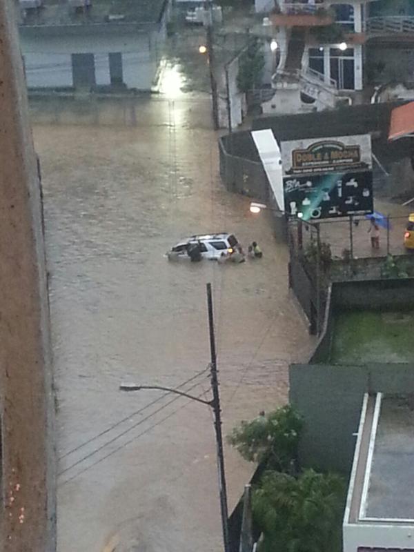Fuertes lluvias causaron inundaciones en calles de San Antonio de Los Altos