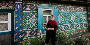 Una mujer rusa decora su casa con 30.000 tapas de botellas