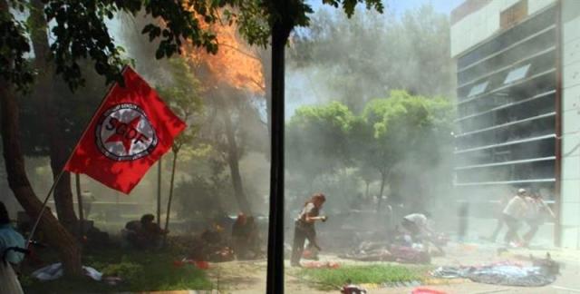 Foto:  Varias personas corren para ponerse a salvo tras producirse la explosión de un artefacto en un centro cultural en Suruc, provincia de Sanliurfa (Turquía) hoy, 20 de julio de 2015. Al menos 28 personas murieron hoy y unas 100 resultaron heridas en un atentado suicida con bomba en la ciudad de Suruç, en el sureste de Turquía y cercana a la frontera siria, confirmó hoy el gobernador de la provincia de Sanliurfa, Izzettin Küçük. El atentado iba dirigido contra un grupo de activistas turcos, en su mayoría jóvenes, que estaban reunidos en el jardín del Centro cultural Amara / EFE