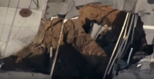 ¡Insólito! Un enorme agujero en el asfalto se traga una intersección en Brooklyn (VIDEO)