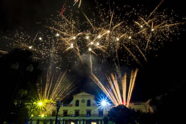 Vista de este domingo 9 de agosto de 2015 de juegos pirotécnicos para conmemorar 206 años del "Primer grito de Independencia" de España, con actividades artísticas que tienen como escenario al Palacio de Carondelet, la casa del Ejecutivo, este domingo 9 de agosto de 2015, en Quito (Ecuador). EFE/José Jácome