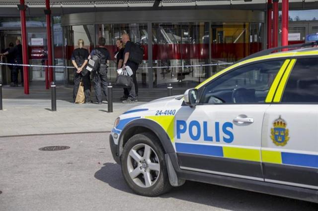 La policía permanece en el lugar donde dos personas han muerto apuñaladas en una tienda Ikea en Vasteras (Suecia) hoy 10 de agosto de 2015. La policía ha arrestado a un hombre que resultó herido y está acusado de asesinato. EFE/Peter Kruger/Tt 