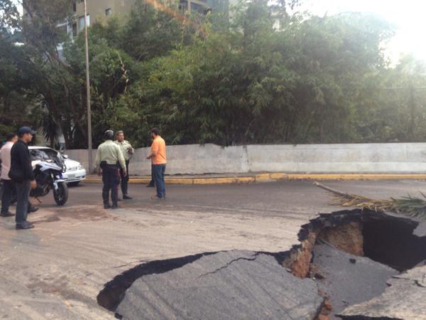 Restringido tránsito en La Boyera-El Hatillo por rotura de tubería  #12Ag