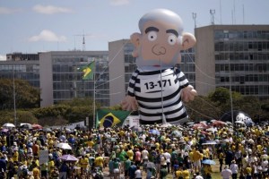 Protestas en Brasil: El gigantesco inflable de Lula con traje de presidiario (foto)