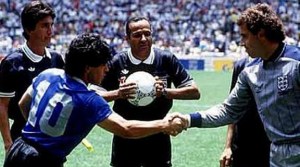 Maradona visitó al árbitro que no vio “La mano de Dios”…y mira lo que le regaló