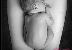 Bebé que descansa sobre cicatriz de cesárea de su madre conmueve las redes sociales (foto)